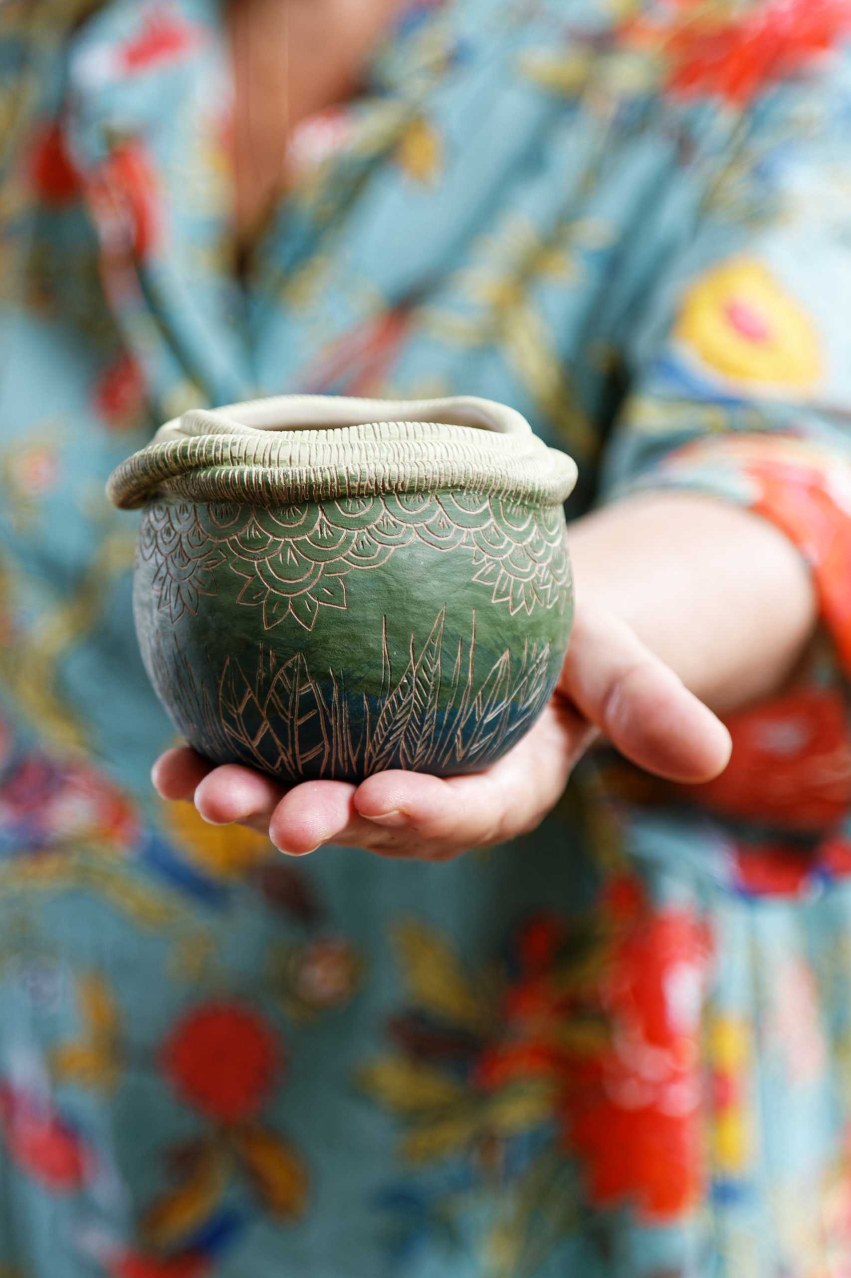 Vase Boule en Grès Gravé – Vert Mousse